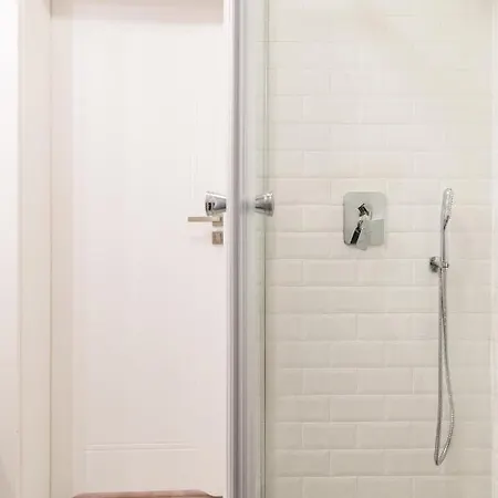 Center Luxury Flair With Free Parking *