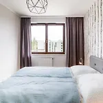 Center Luxury Flair With Free Parking *