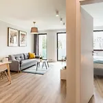 Center Luxury Flair With Free Parking *